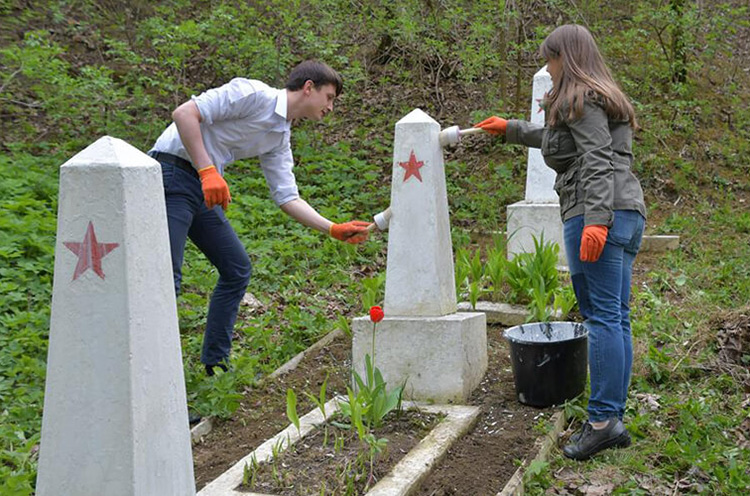 Захоронения героев войны облагорожены столичными волонтерами